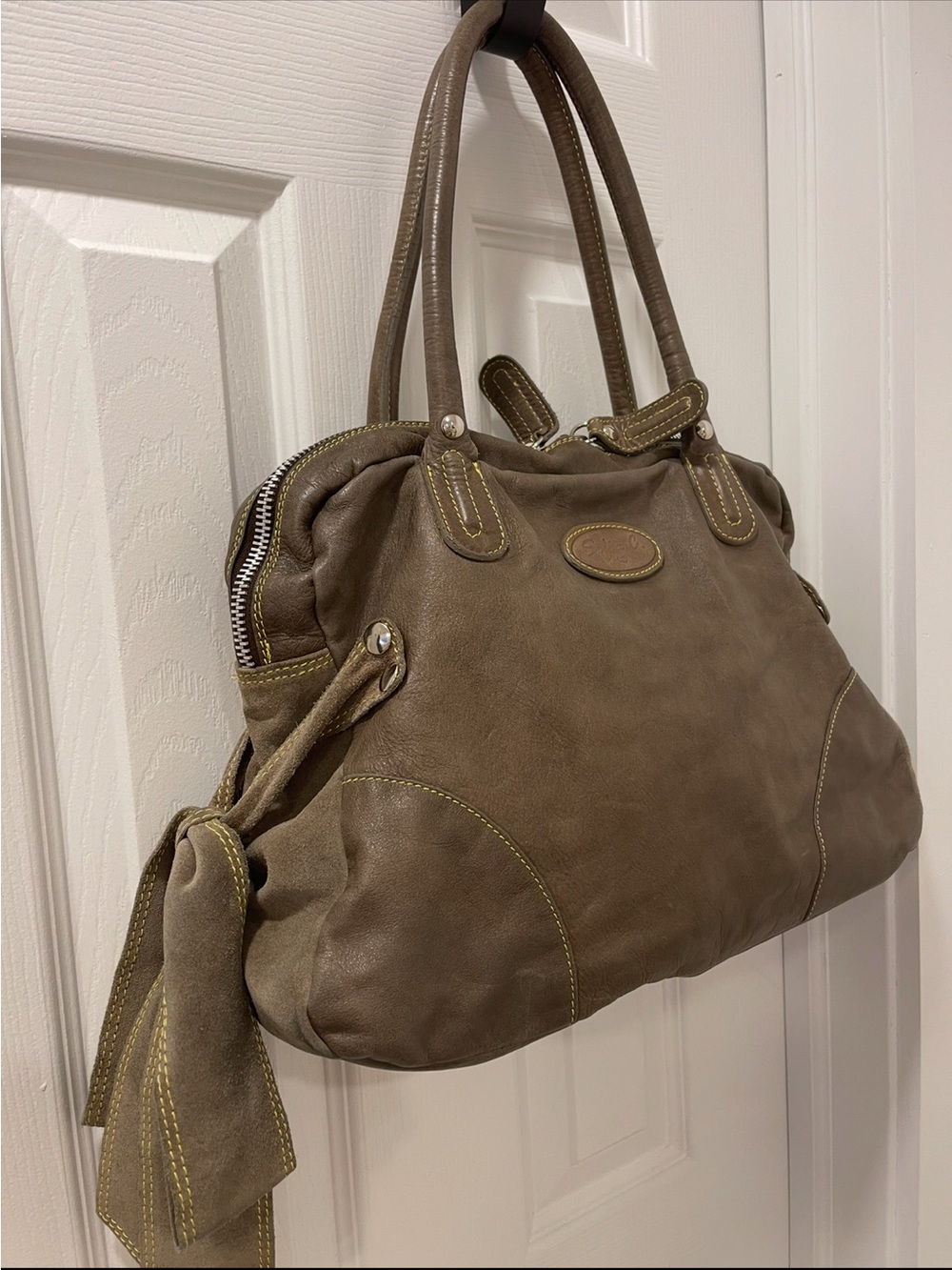Classic Brown Leather Tote Handbag - Picture 2 of 6